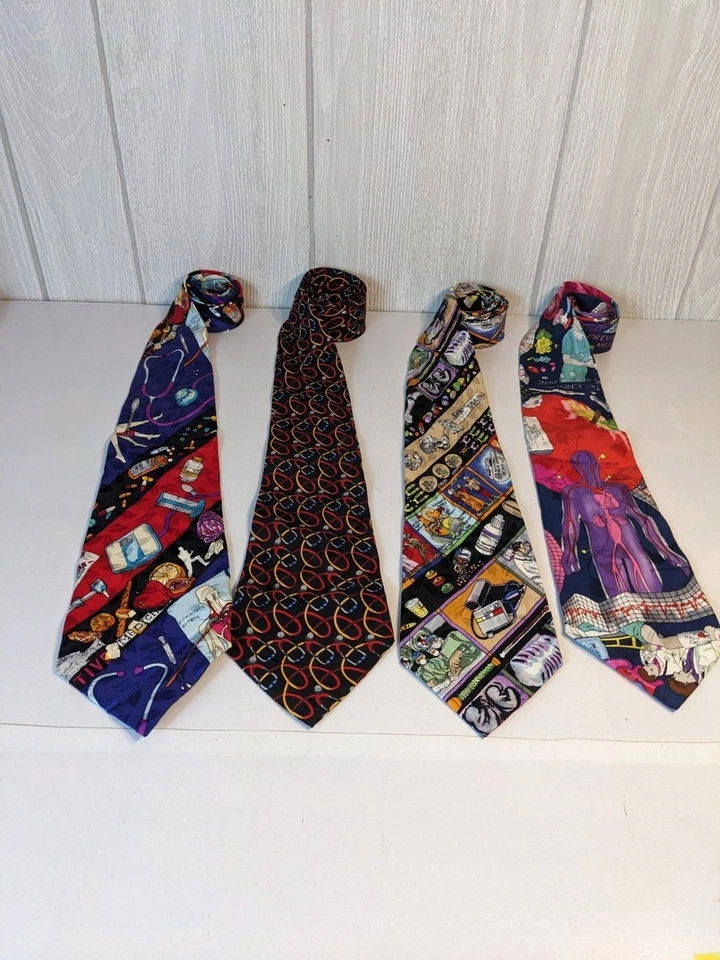 Conjunto de 4 Corbatas Temáticas Médicas Nicole Miller De Colección Años 90 Usadas en Excelente Condición Foto 2 de 4