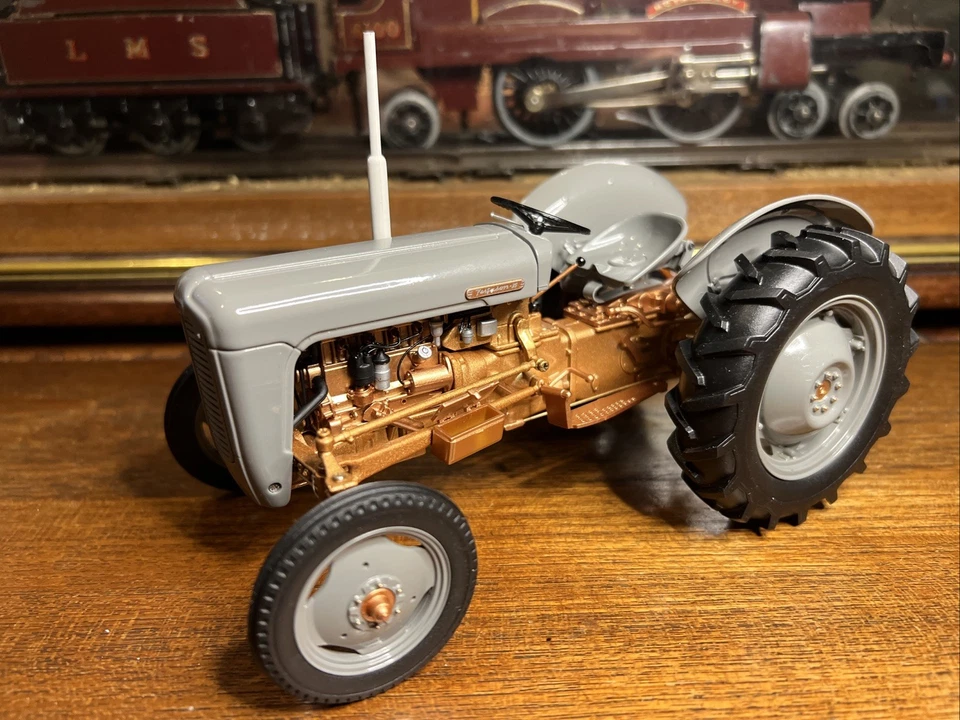UNIVERSAL HOBBIES 2986 1:16 SCALE FERGUSON FE 35 (1956) Gold Belly MIB - Image 3 of 4