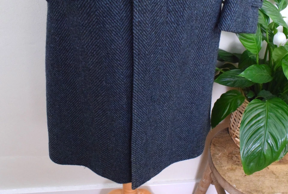 DUNN & CO Herringbone Tweed Balmacaan Coat Size 38R/48R Medium Raglan Overcoat - Image 4 of 4