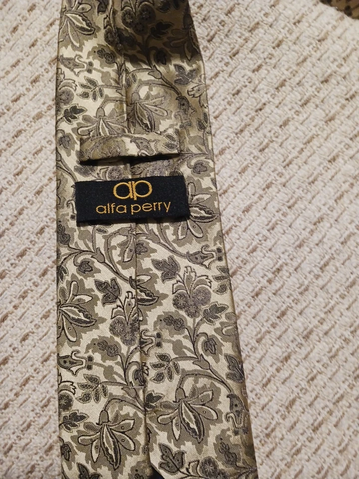 Corbata ALFA PERRY 100 % seda para hombre 63 pulgadas X 3 3/4 pulgadas dorada y negra floral hecha a mano Foto 2 de 4