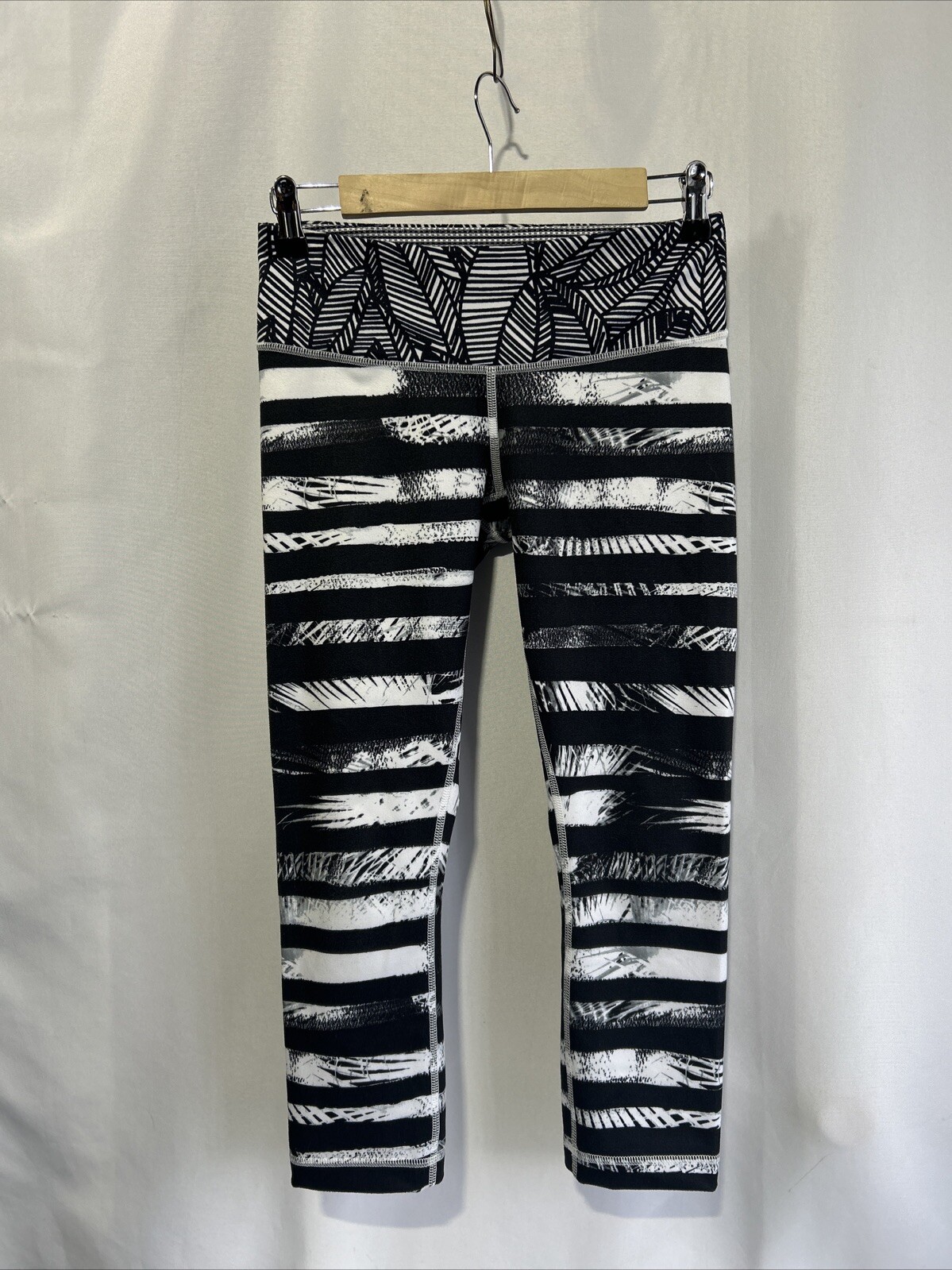 Lulomon Womens Cropped Leggings Capri Black White Yoga Gym Workout