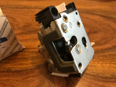 Fiat Punto 99-03 3dr NEW GENUINE left hand front door lock 46535998 24A2