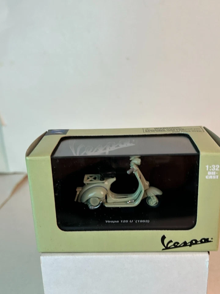 New Ray 1:32 Scale 1953 Vespa 125 U Scooter - Image 2 of 4