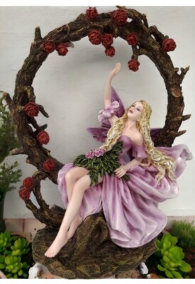 Verzauberte Rose Fee Figur Elegant Blüte Floral Mystisch Garten Skulptur