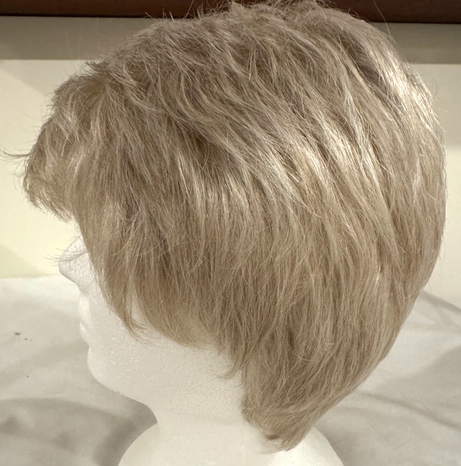 Peluca Jamie Estetica Designs Rubia Miel/Rubia Ceniza Clara R16/22 Corta Pixie Ondulada Foto 4 de 4