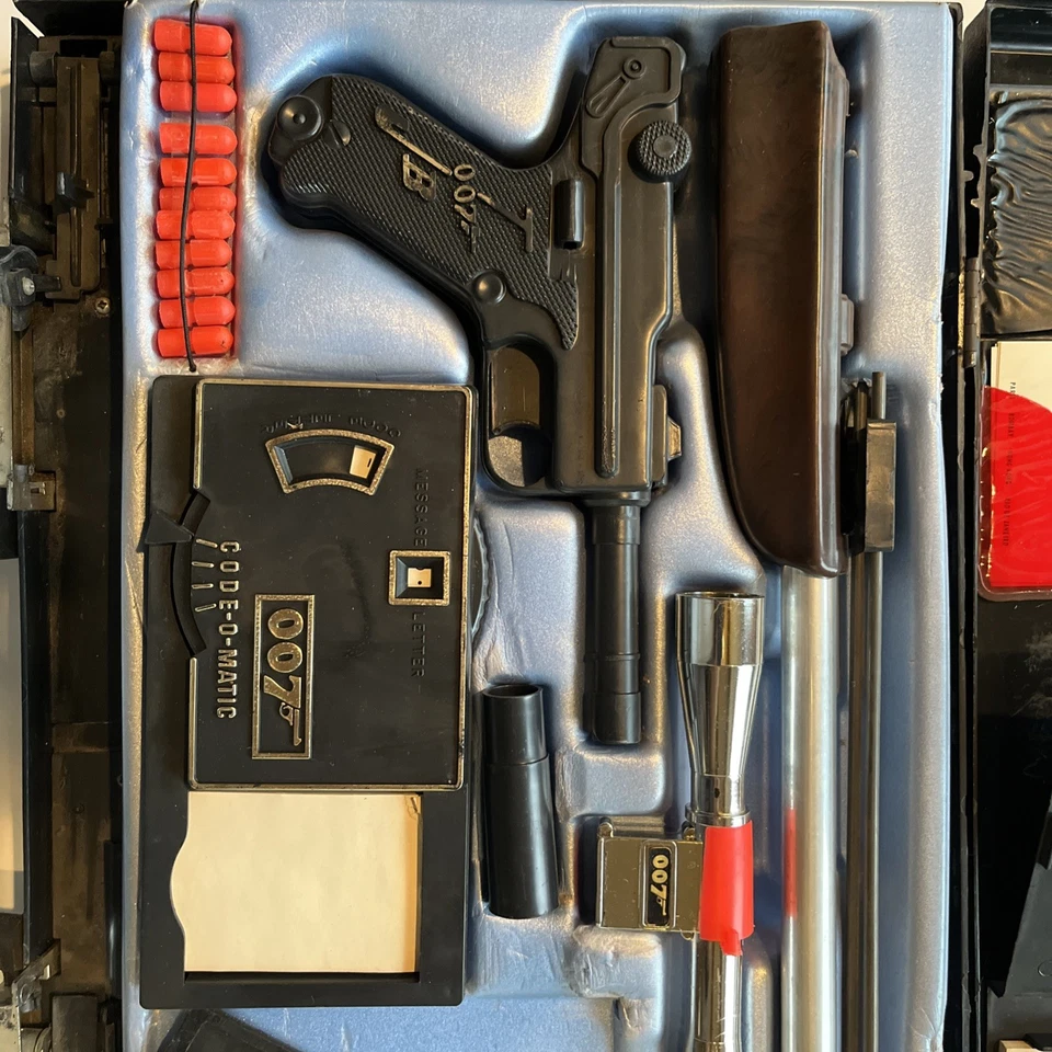 James Bond 007 Attache Case 1965 buen estado todo original Foto 2 de 4