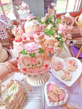 torta finta da esposizione romantica con cuorici e orsettini