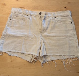 Banana Republic Mid-Rise Cream White Denim Shorts Raw Hem Size 32 100% Cotton