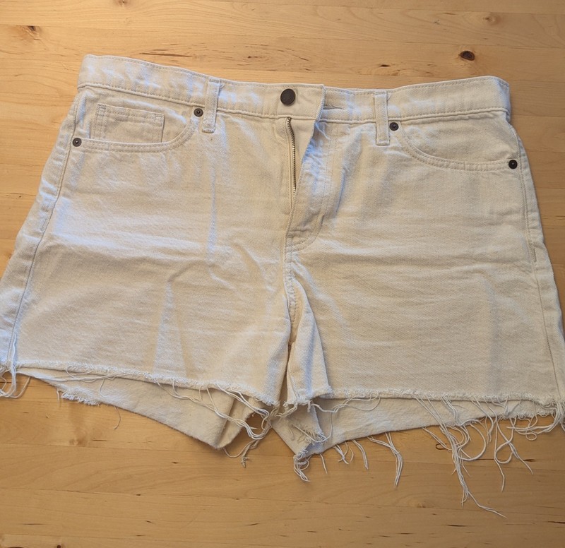 Banana Republic Mid-Rise Cream White Denim Shorts Raw Hem Size 32 100% Cotton