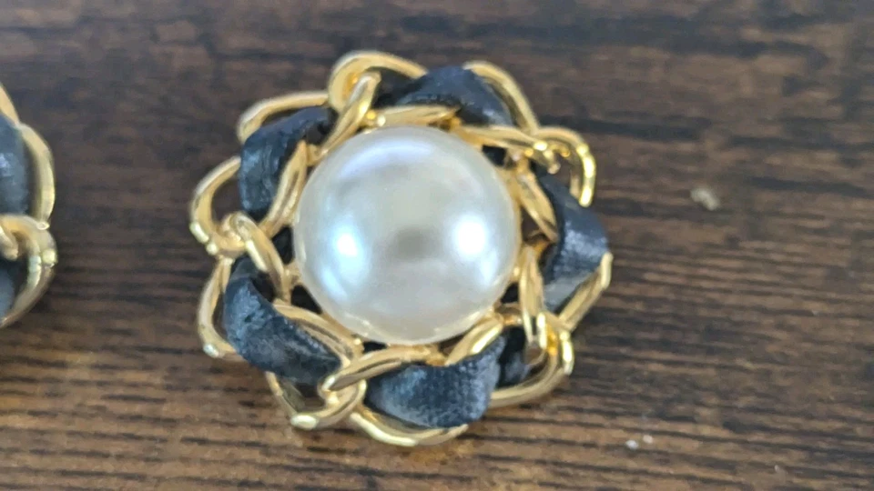 VTG CHANEL Gold Tone Chain Leather Pearl Circle Round Clip Ons Stamp Auth - Image 3 of 4