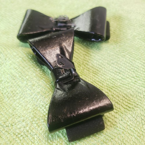 2 Vintage Art Deco 1940s ALL BLACK Bow Tie Shoe Dress Up CLIPS with Wood Backing - Picture 9 of 11
