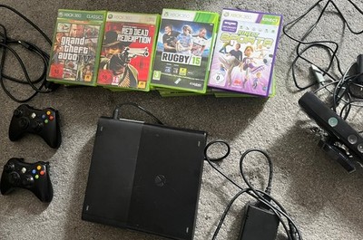 Xbox 360 E Konsole - 2x Wireless Controller - Kinect - 20 Spiele GTA Rugby Red
