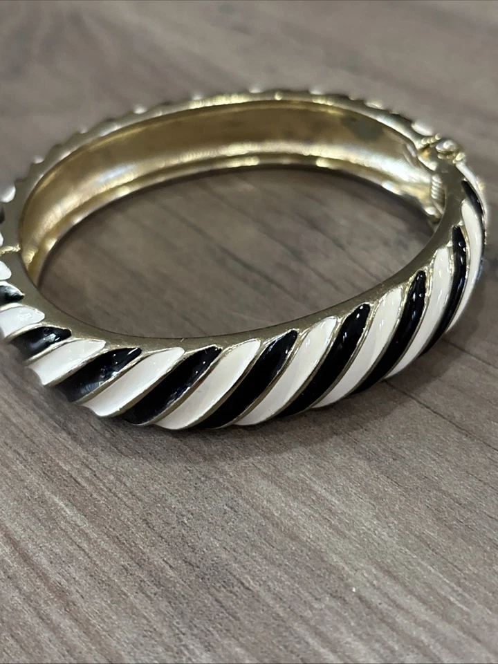 Pulsera fornash Esmalte Blanco y Negro Bisagras Tono Dorado Foto 3 de 4