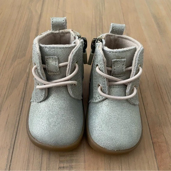 UGG Kirtjan 金属色 Chukka 靴子 银色 金色 婴儿 尺码 0/1 — 第 2/4 张图片