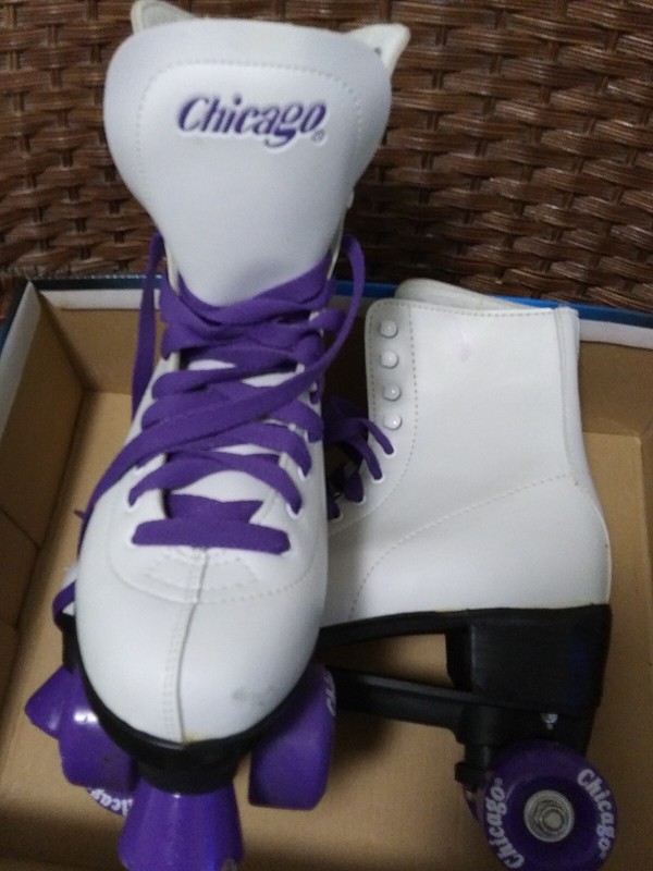 Ladies' Roller Skates Chicago Brand Size 9 White w/Purple  Wheels and Laces