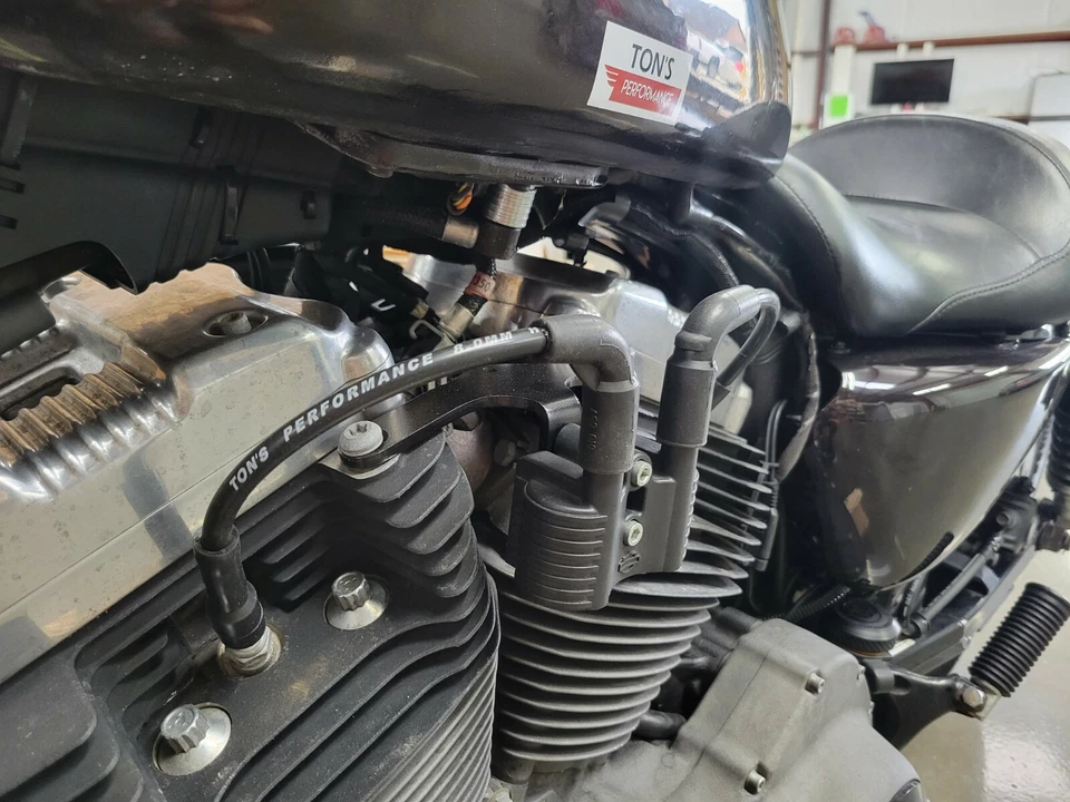 Kit de reubicación de bobina Ton's Harley Sportster con cables de bujía negros 07+ V1 Foto 4 de 4