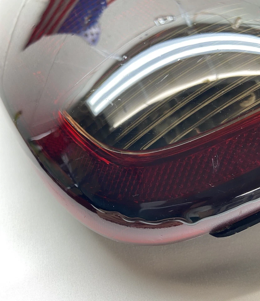 Lanterna traseira lateral esquerda do motorista Dodge Caravan 2004-2007 com verniz escuro fabricante de equipamento original - Imagem 3 de 4