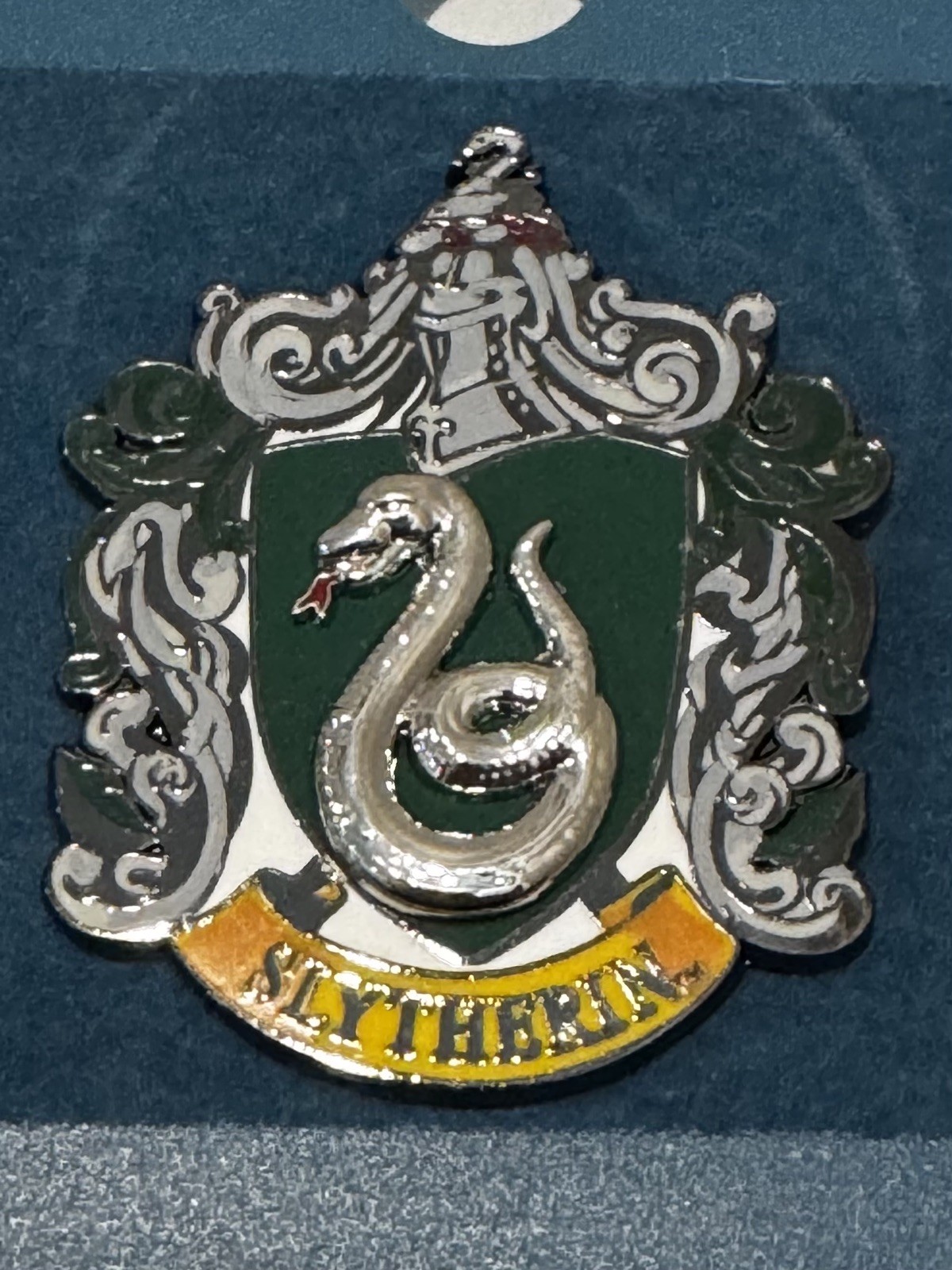 Harry Potter Hogwarts 4 House Crest Pins Official Universal Studios Exclusive 01