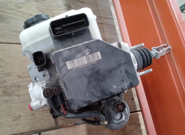 Conjunto de refuerzo de cilindro maestro bomba de freno antibloqueo Hummer H3 2006-2010 OEM Foto 3 de 3