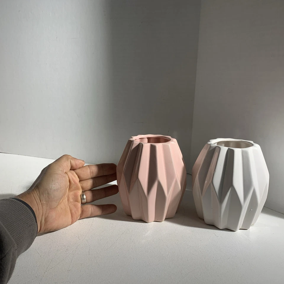 Par de jarrones geométricos de cerámica estilo moderno de mediados de siglo jardineras blanco rosa Foto 2 de 4