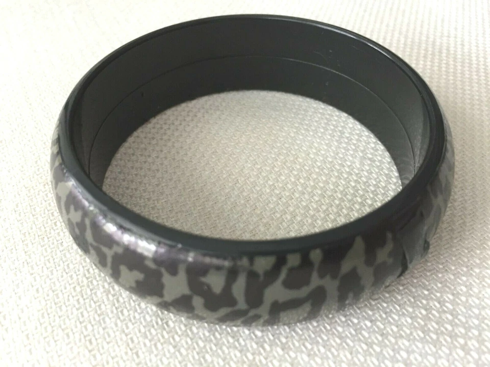 Brazalete Brazalete Ligero Resina Gris Negro Estampado Animal Foto 2 de 2