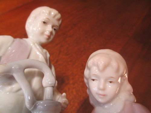 VTG 7 1/4" HIGH BOY & GIRL W/ DUCK @ OLD WATER PUMP FILLING KETTLE FIGURINE - Picture 7 of 12