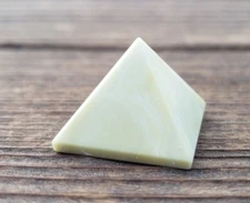 NATURAL SERPENTINE MEDIUM GEMSTONE PYRAMID 27-30mm