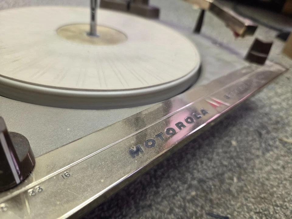 Tocadiscos Motorola SK32 Deluxe (VM29RC Motorola Inc. ex Galvin Mfg. Co. Chicago) Foto 3 de 4