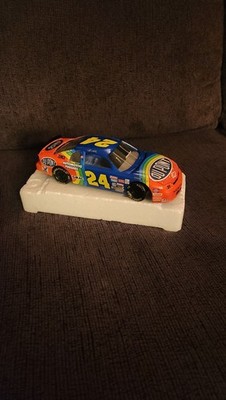 Revell-Monogram 1:24 Jeff Gordon #24 DuPont Rainbow Chevrolet Monte Carlo 1995