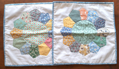 2 Dresden Plate Applique Quilt 13'' Square Placemats