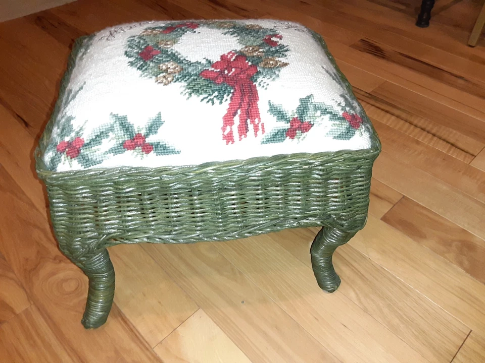 Needlepoint Christmas Ottoman Stool Wreath Green Wicker Holiday Wool - Image 2 of 4