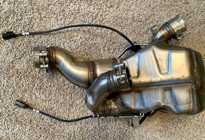 DUCATI MULTISTRADA V4 RS AUSPUFF VORSCHALLDÄMPFER MITTELROHR 57316011A NIE BENUTZT.
