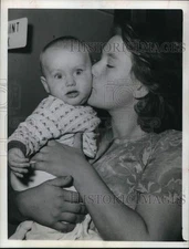 1965 Press Photo Leitha Roberts holds her son, John, in Baytown - hcb38055