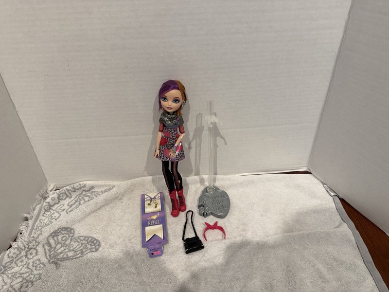 Ever After High First Chapter Poppy O'hair Doll Ring Bag Headband Earrings Shoes