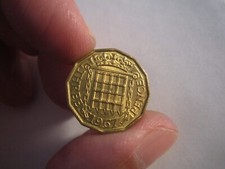 NICE GRADE 1967 GREAT BRITAIN 3 PENCE