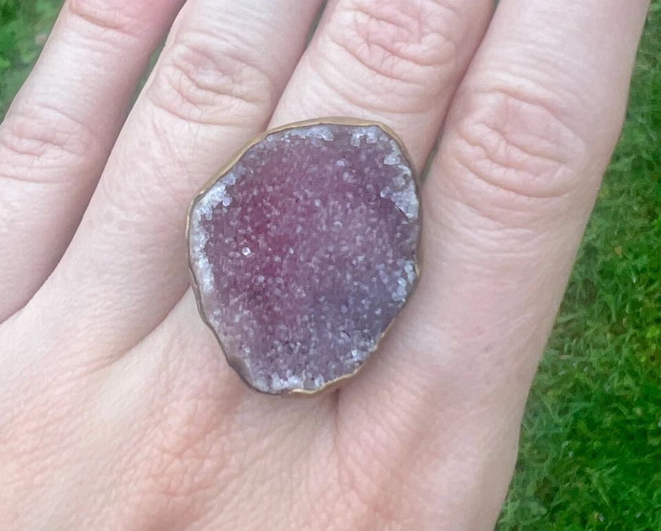 Anel de declaração drusa ametista natural Montevidéu – Latão banhado a ouro – Tamanho 7 - Imagem 3 de 4