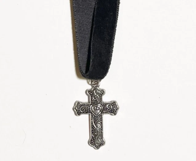 Gargantilha vintage de veludo preto com pingente de berloque de prata coração na cruz de videira - Imagem 2 de 4