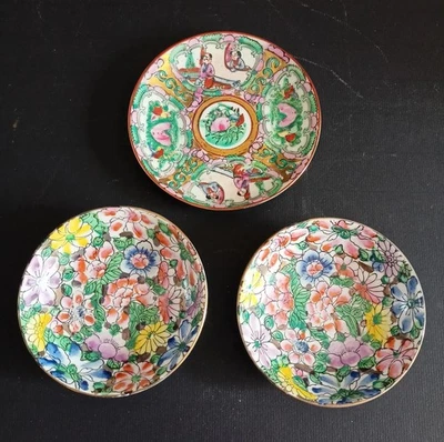 LOT DE 3 SOUCOUPES EN PORCELAINE DE CHINE DECOR MILLE FLEURS ET CANTON - Photo 1/4
