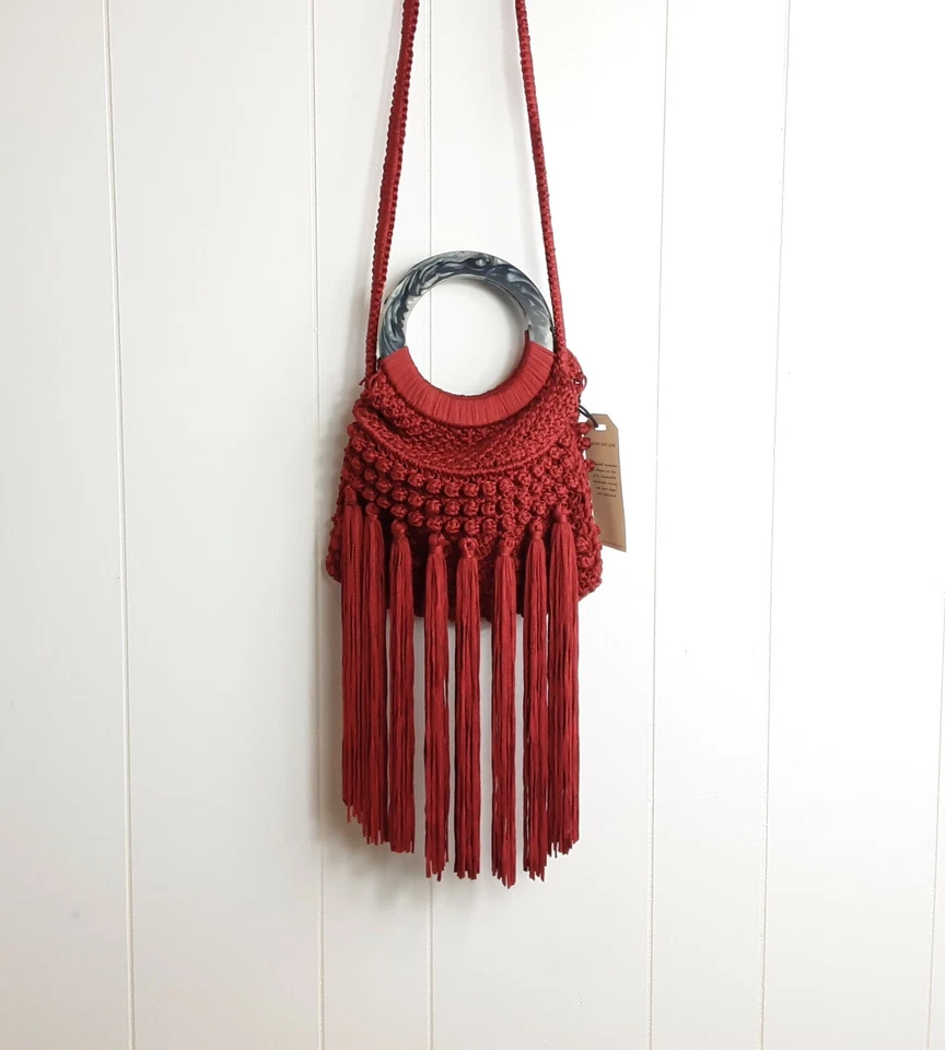 NUEVO CON ETIQUETAS Cartera Bandolera Boho Cleobella Macramé Crochet Borla Flecos Rojo Rubí