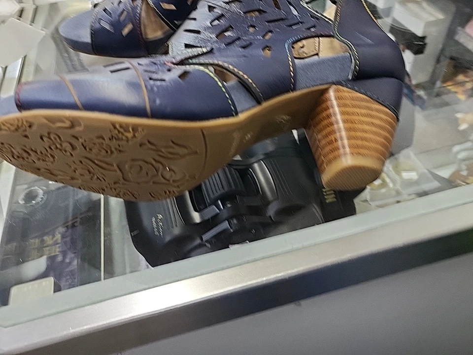 L’Artiste by Spring Step Womens Icon Leather Laser-cut Sandal - Black, 35M NEW - Image 4 of 4