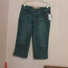 New Women's/Jrs 64 Apple Bottoms Capri Blue Jeans. Sharp. Embroidered