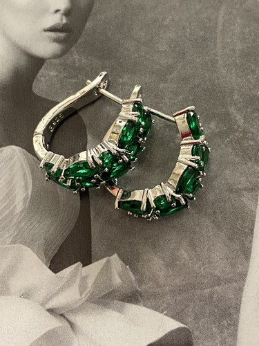 NEW💝BEAUTIFUL SILVER-PLATED EMERALD GREEN CRYSTAL HUGGIE MINIMALIST EARRINGS - Picture 6 of 8