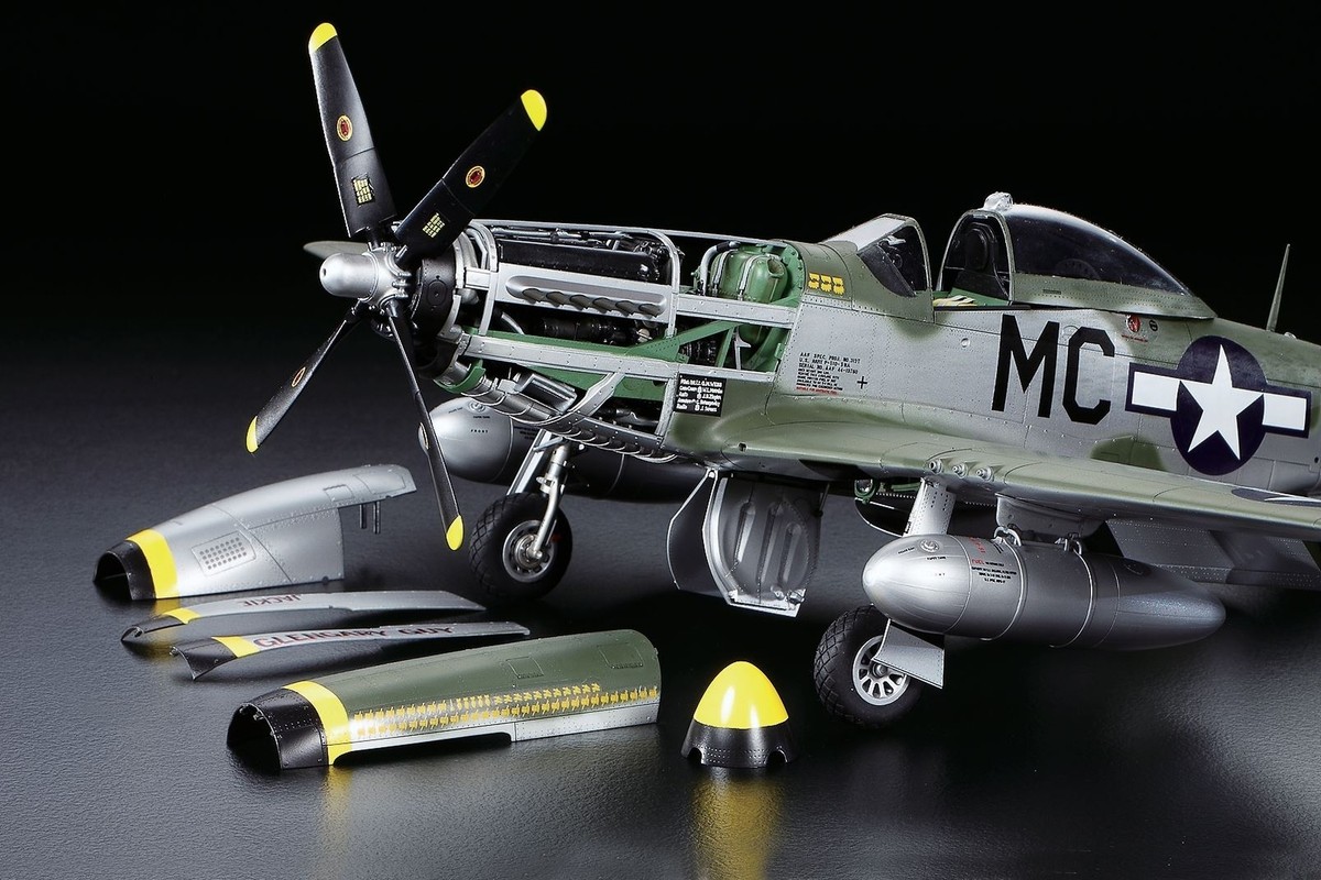 Tamiya - 1/32 North American P-51D Mustang Plastic Model Airplane