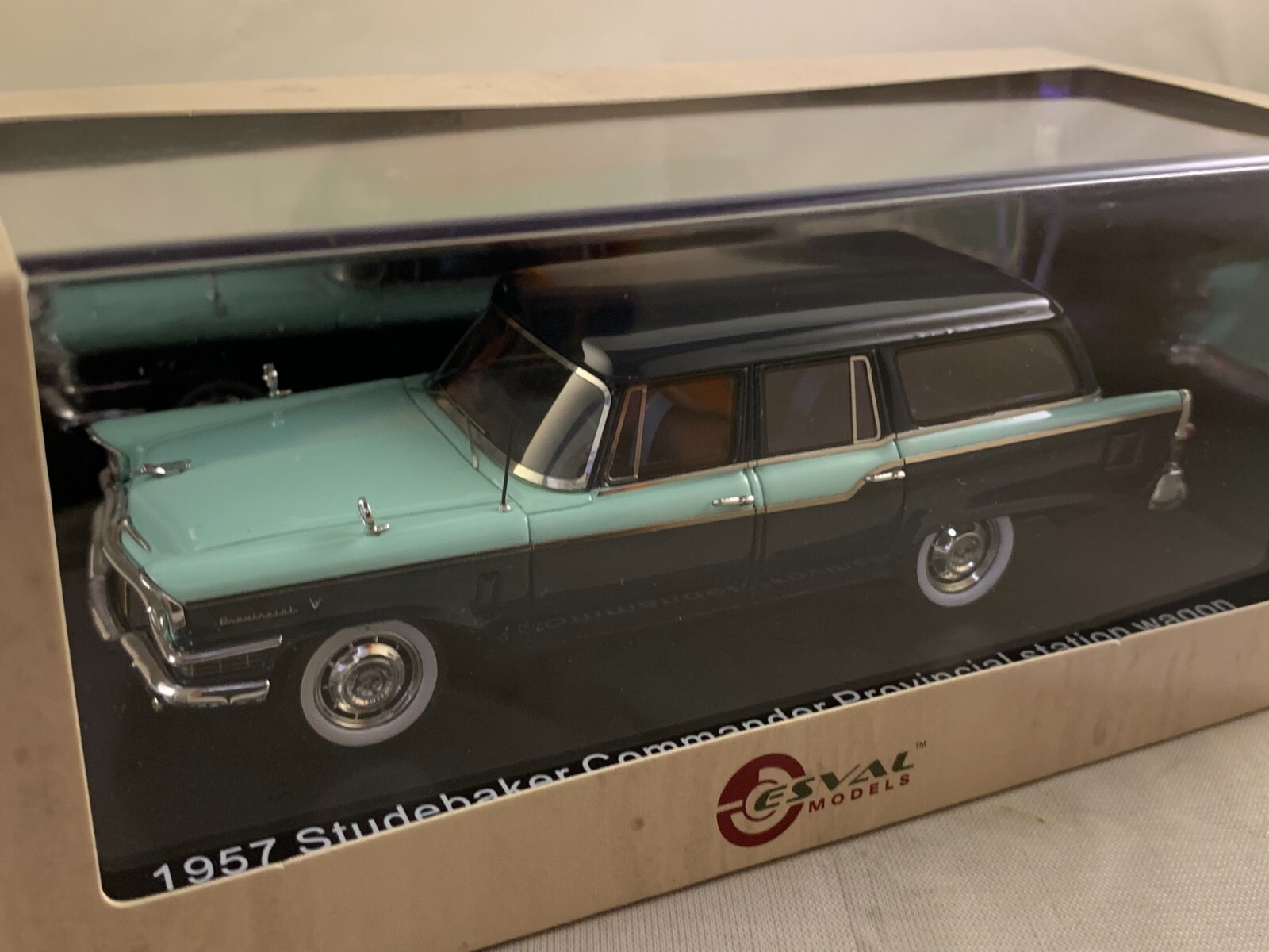 Voiture miniature Studebaker Commander 1957 Esval 1/43 bleu, break de collection vintage