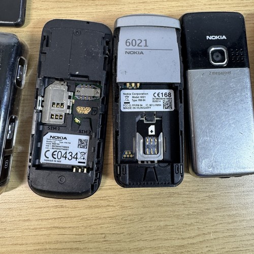 Job Lot de 24 anciens téléphones portables Sony Nokia Samsung HTC années 90 2000 2010 non testés - Photo 3 sur 5