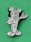 Mickey Chaser Pin Traders Statues Hidden Mickey 11 Of 20 Cast Members Disney Pin — photo 1