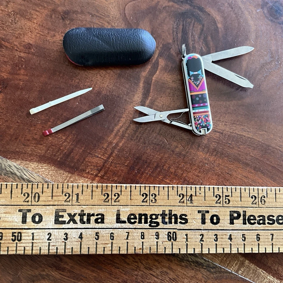 Navaja suiza Victorinox 58 mm clásica SD navaja de bolsillo 2016 Maria con estuche Foto 2 de 4