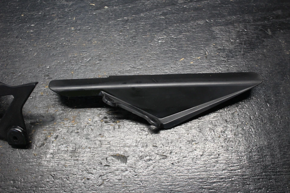 04-05 KAWASAKI NINJA ZX10R ZX10 PROTECTOR DE CADENA DE TRANSMISIÓN TRASERA ESCUDO Foto 2 de 4