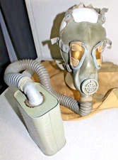 Vintage WW2 US ARMY U SERVICE GAS MASK WITH HOSE and Bag