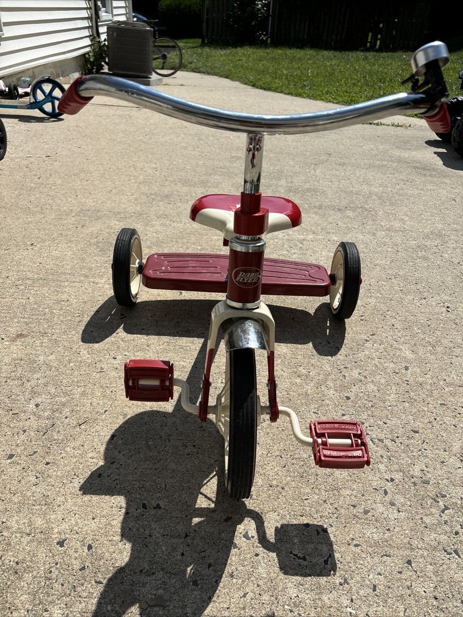 RADIO FLYER 三輪車 ヴィンテージ 赤 クラシックなデザインと、真っ赤なボディがまさにアメリカンな